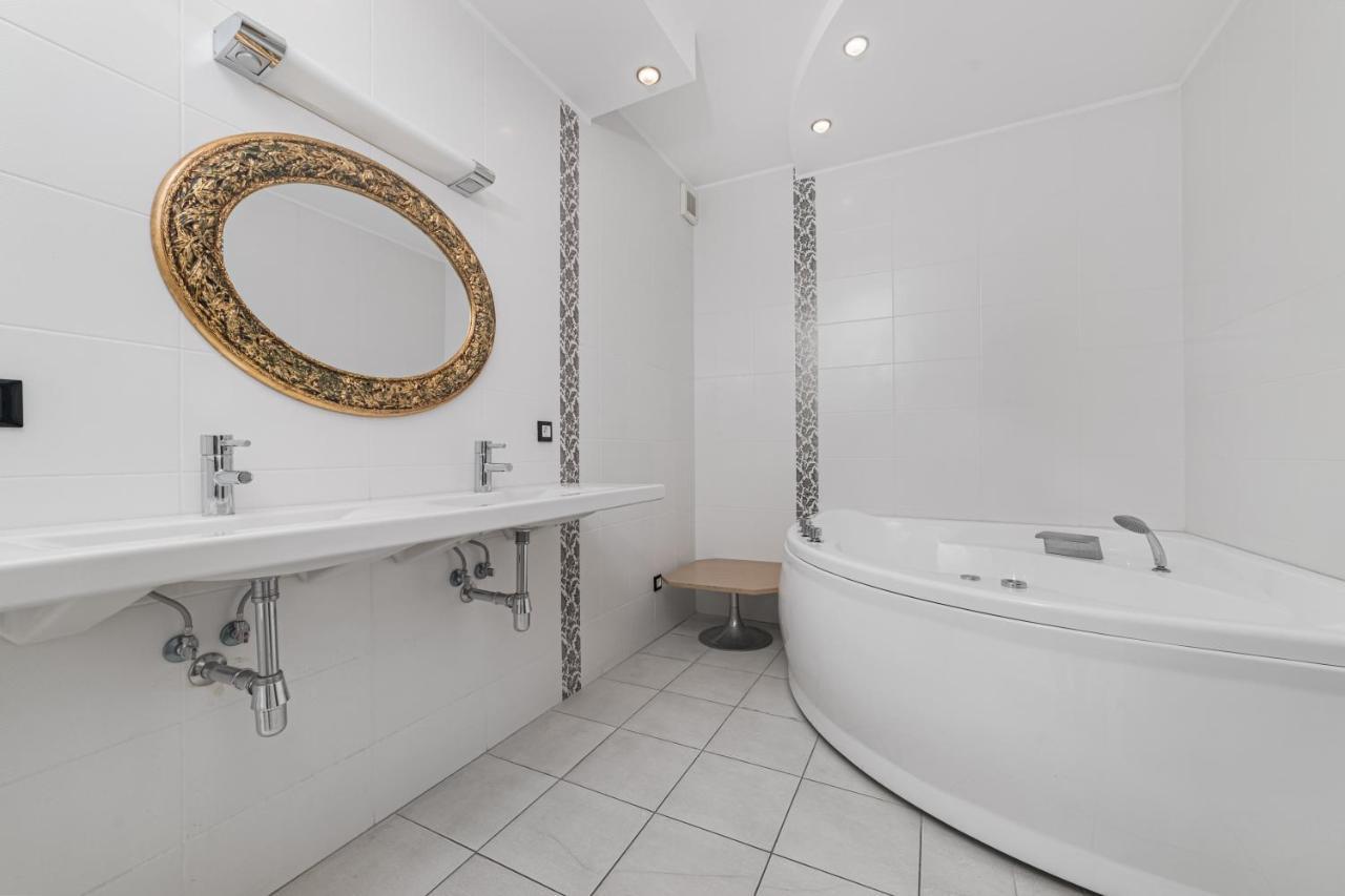 Classical Deribasivska 3-Bedrooms Apartment Odessa Eksteriør billede